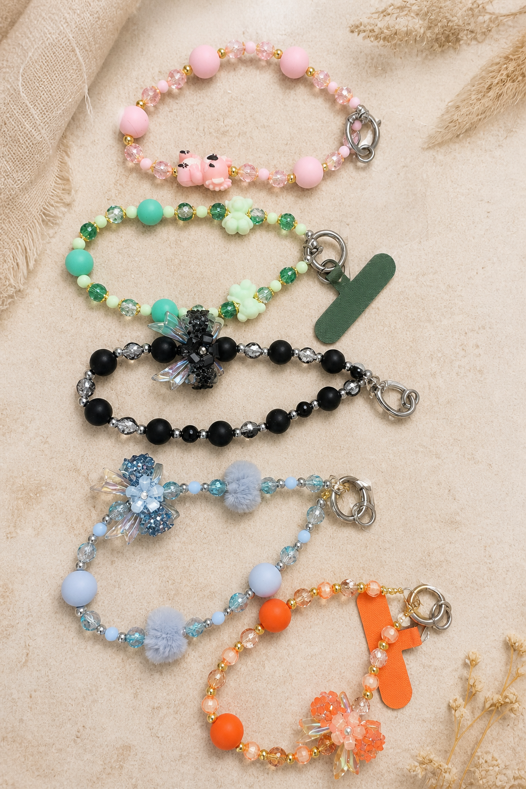 Créations personnalisées colorées réalisées avec des perles et breloques